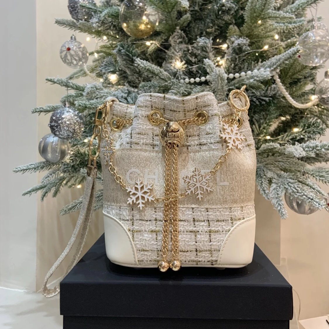 White & Gold Christmas Gift Bag