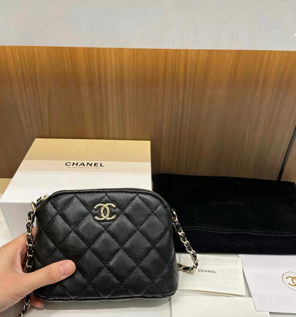 CHANEL Beauty / Makeup line mini Shell bag – Gift With Purchase (GWP) item Black7