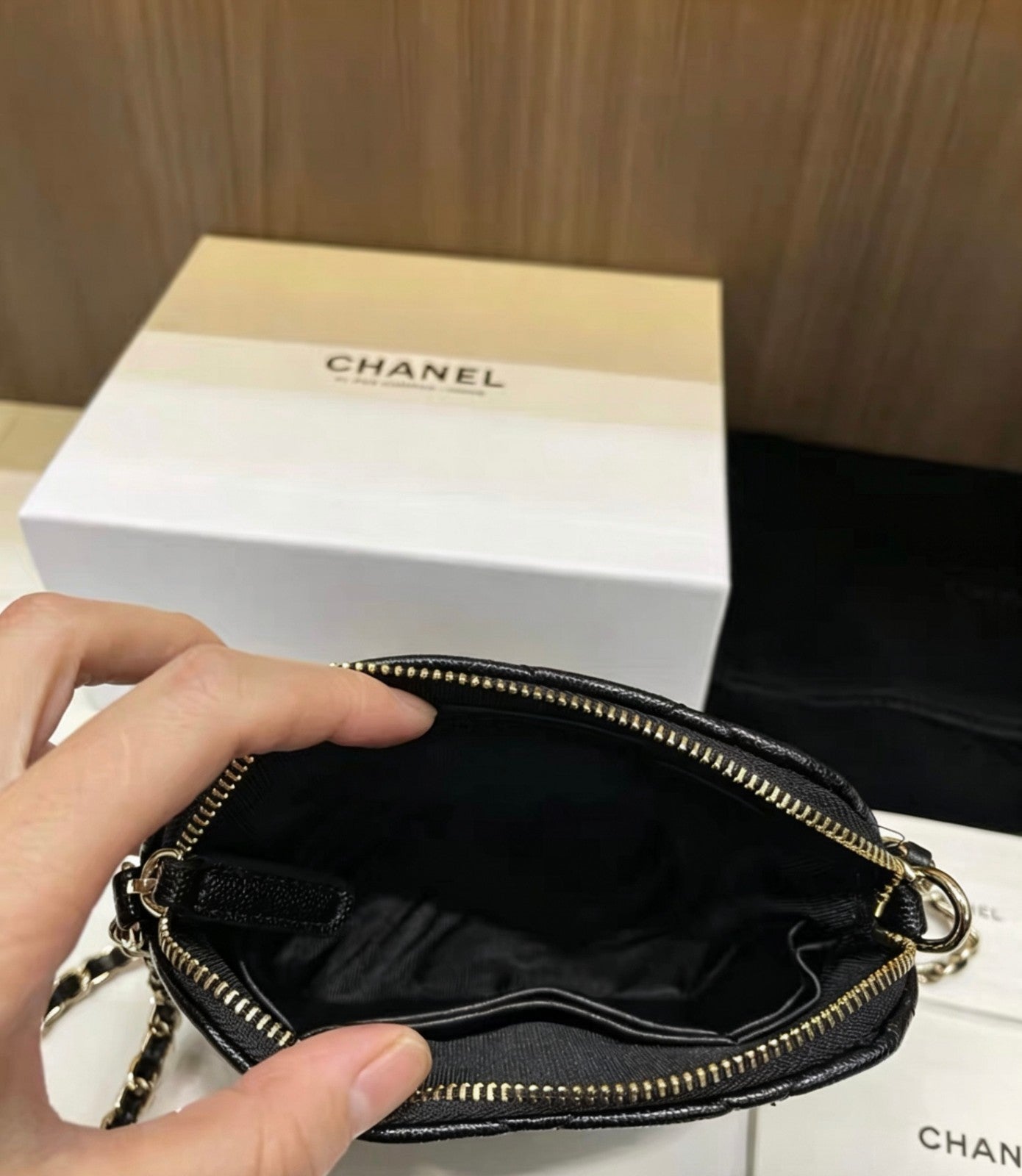 CHANEL Beauty / Makeup line mini Shell bag – Gift With Purchase (GWP) item Black3