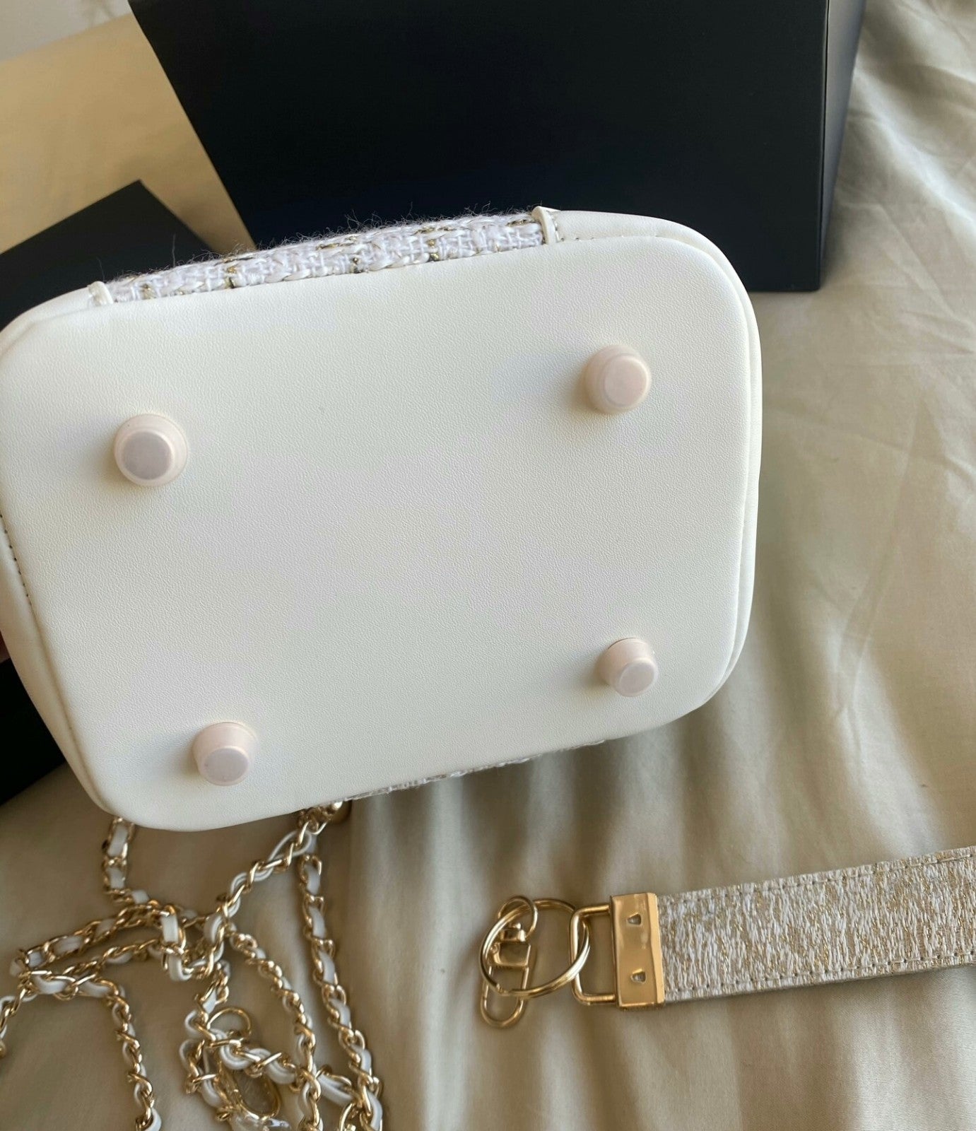 CHANEL Beaute VIP Gift WhiteGold Tweed Bucket Bag with Box (GWP)7