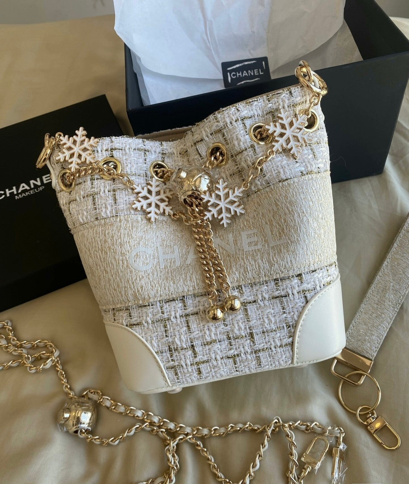 CHANEL Beaute VIP Gift WhiteGold Tweed Bucket Bag with Box (GWP)0
