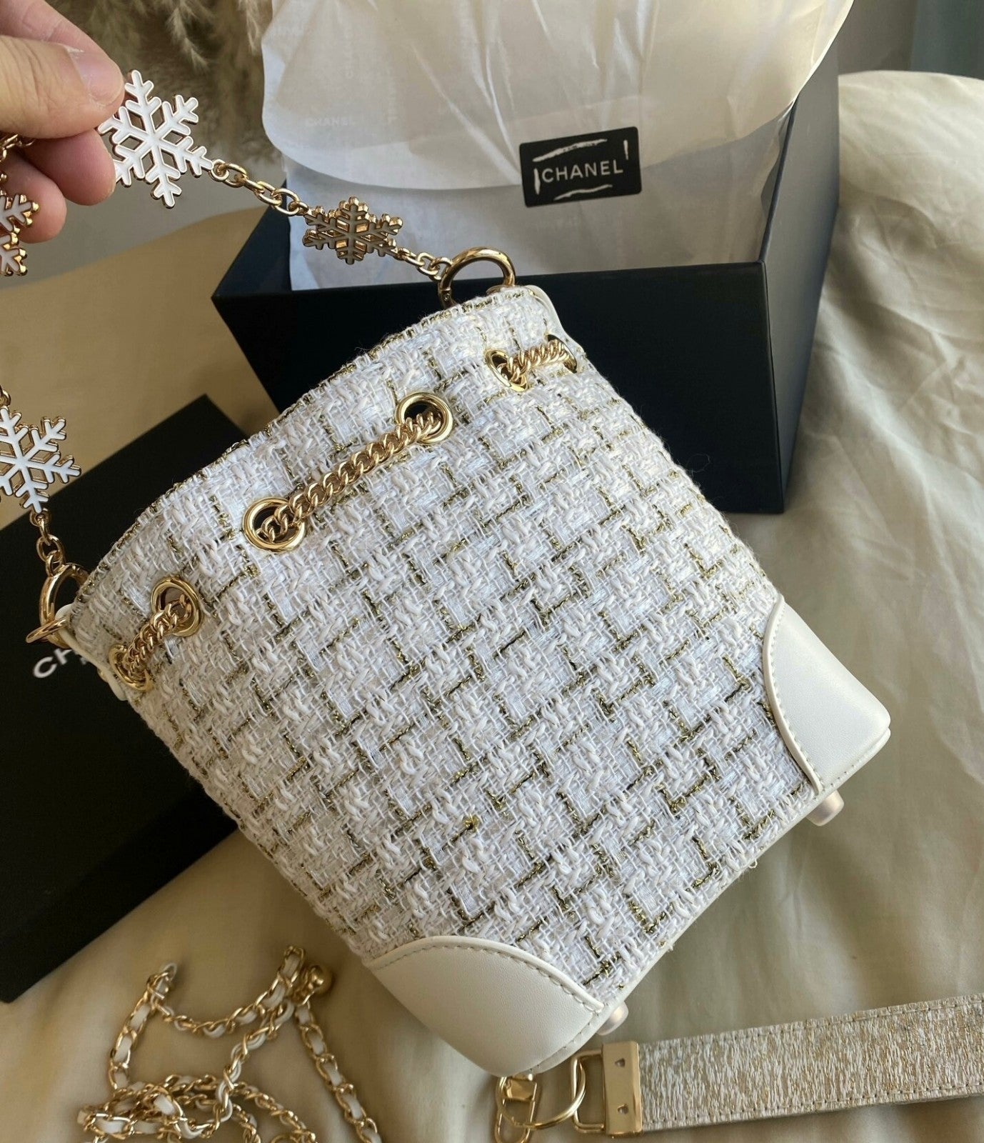 CHANEL Beaute VIP Gift WhiteGold Tweed Bucket Bag with Box (GWP)8