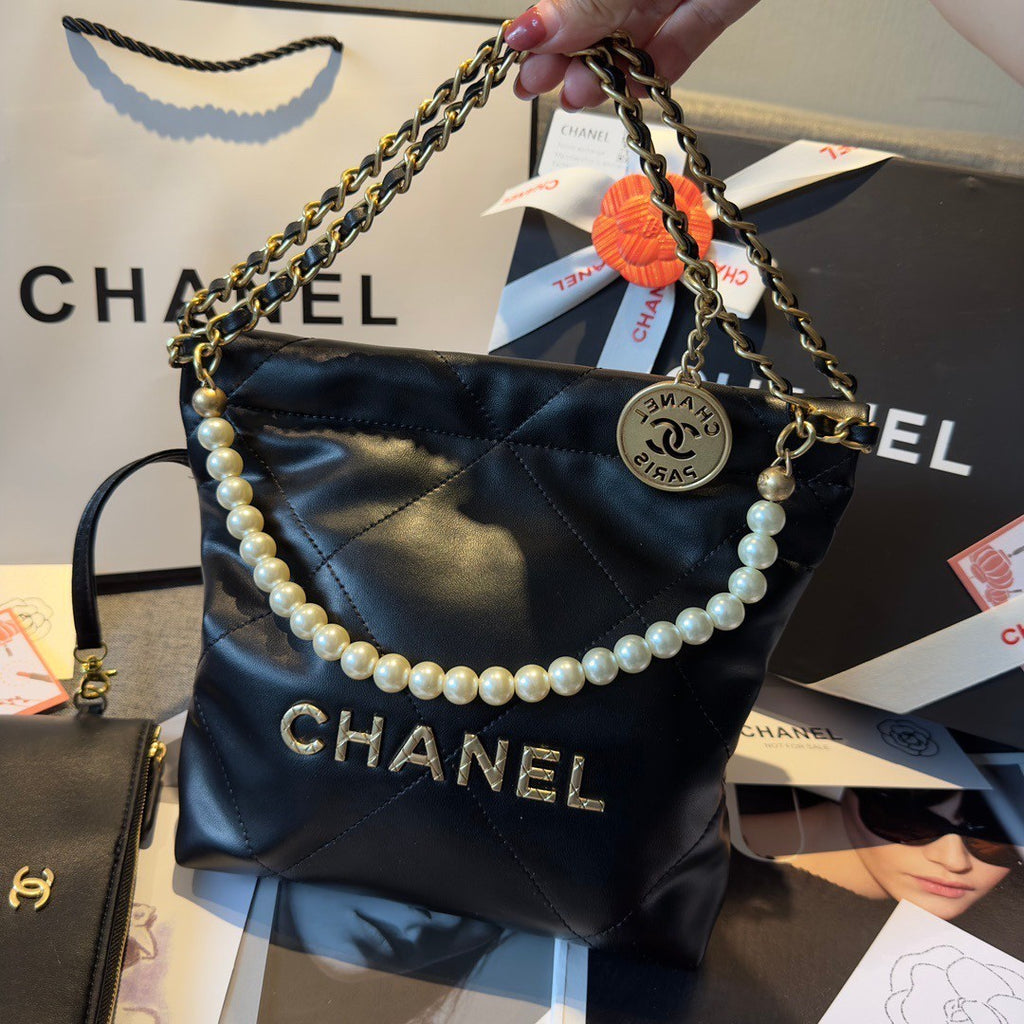 CHANEL Makeup VIP Gift  Pouch Purse With Chain Crossbody Bag, Box GWP NIB4