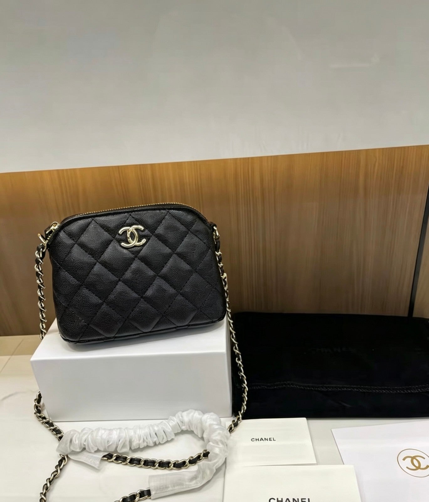 CHANEL Beauty / Makeup line mini Shell bag – Gift With Purchase (GWP) item Black0