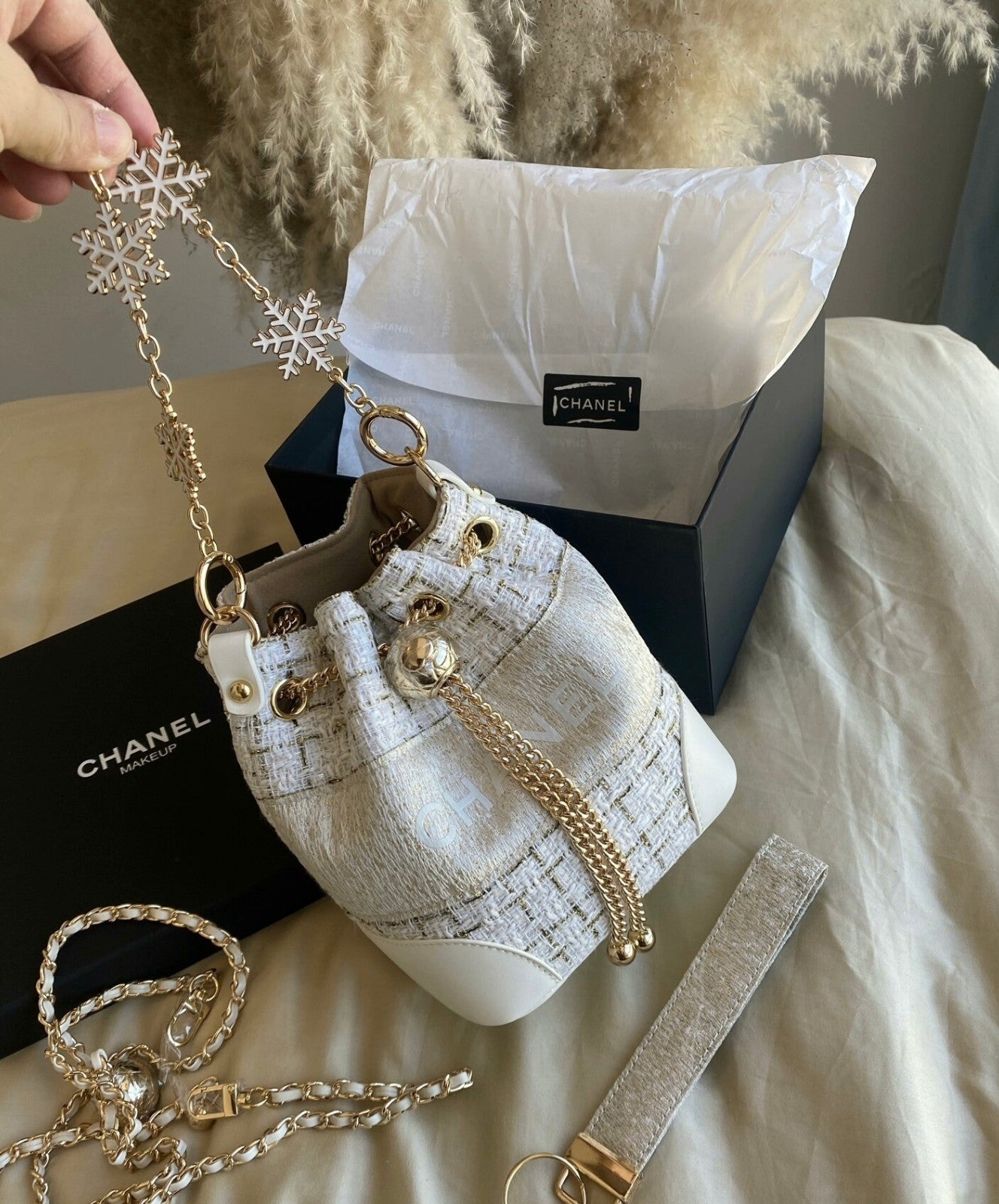 CHANEL Beaute VIP Gift WhiteGold Tweed Bucket Bag with Box (GWP)5