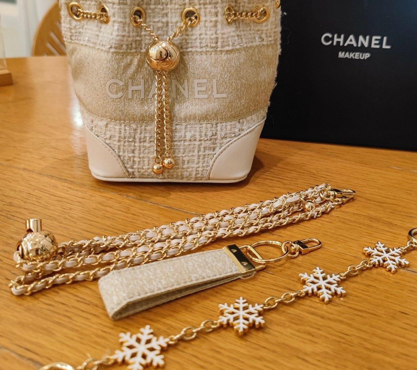 CHANEL Beaute VIP Gift WhiteGold Tweed Bucket Bag with Box (GWP)2
