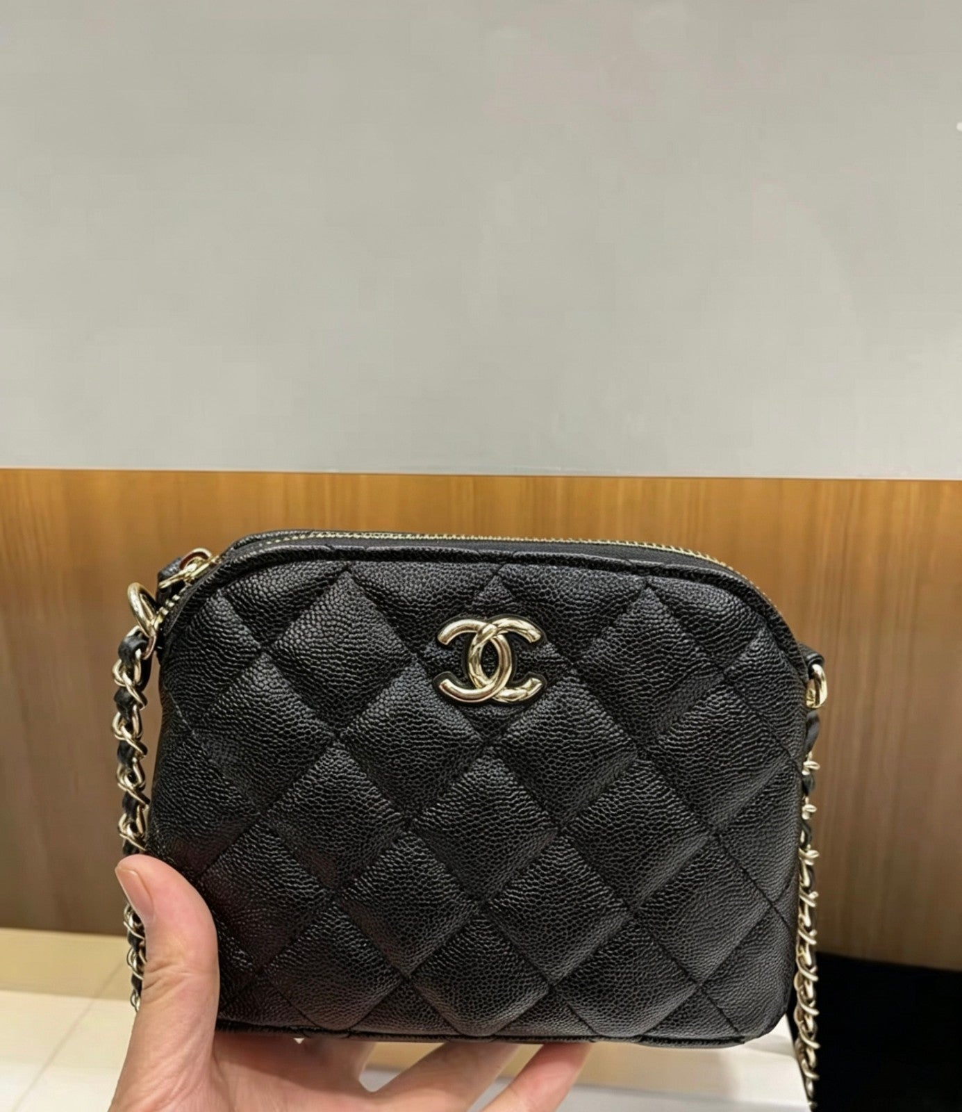 CHANEL Beauty / Makeup line mini Shell bag – Gift With Purchase (GWP) item Black1