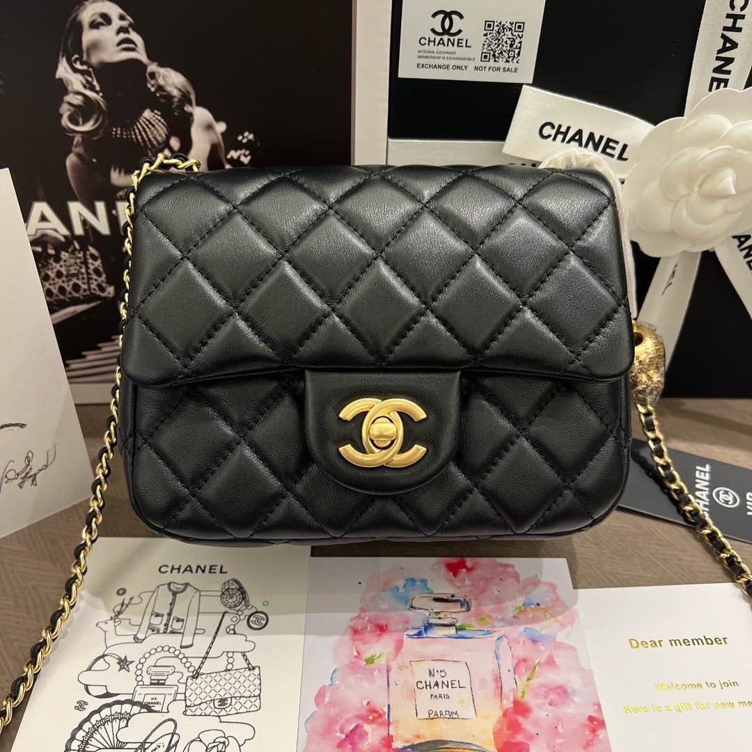 black quilted sheepskin beauty VIP novelty bag with gold pearl & chain – Chanel Beauty style
