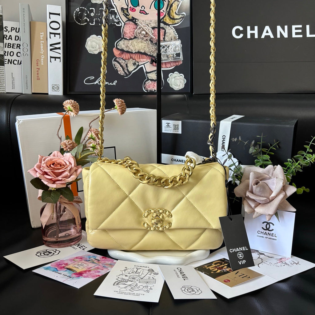19 bag-Yellow quilted sheepskin beauty VIP novelty bag with gold chain – Chanel Beauty style