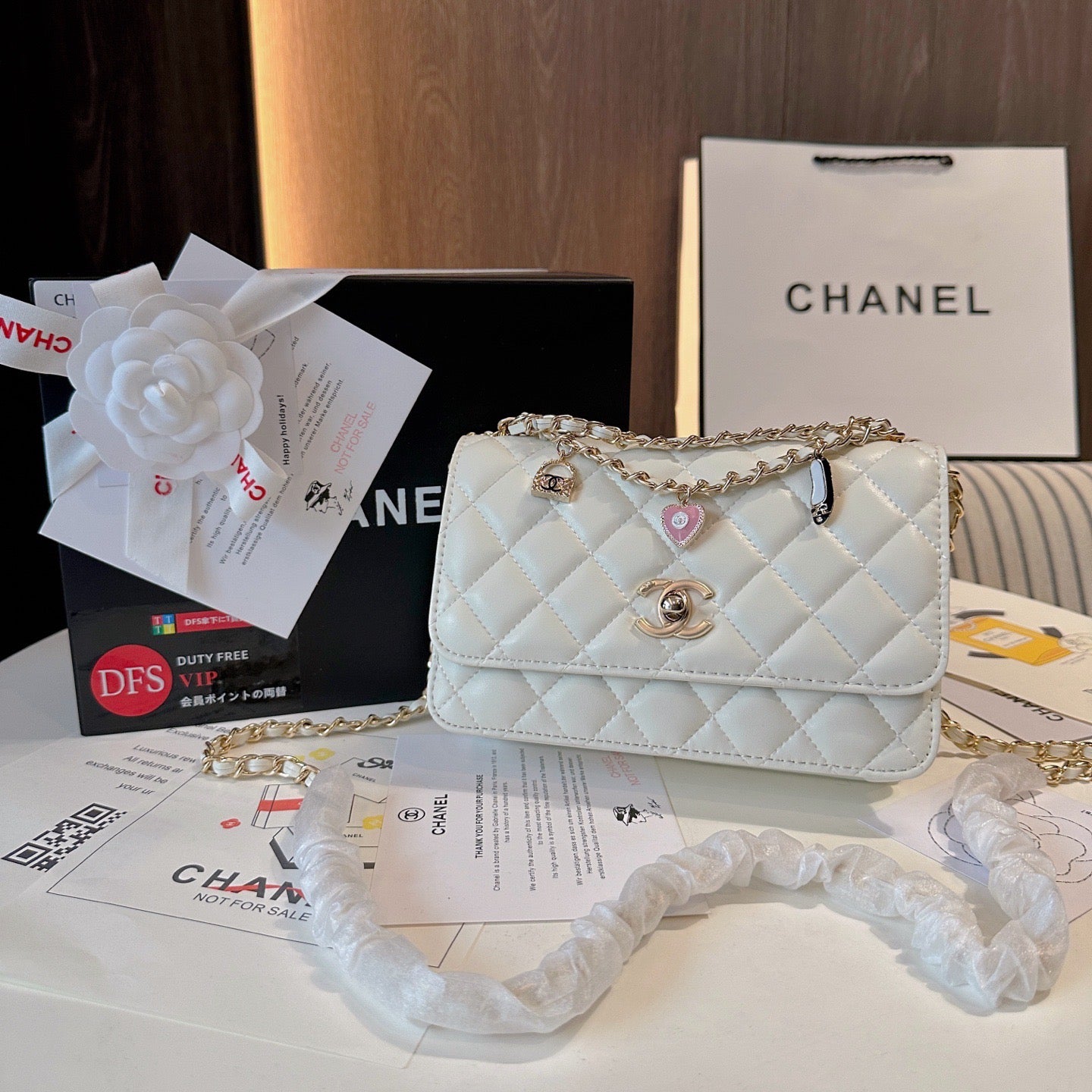 white quilted sheepskin beauty VIP novelty woc | wallet on chain bag with charm and gold chain – Chanel Beauty style